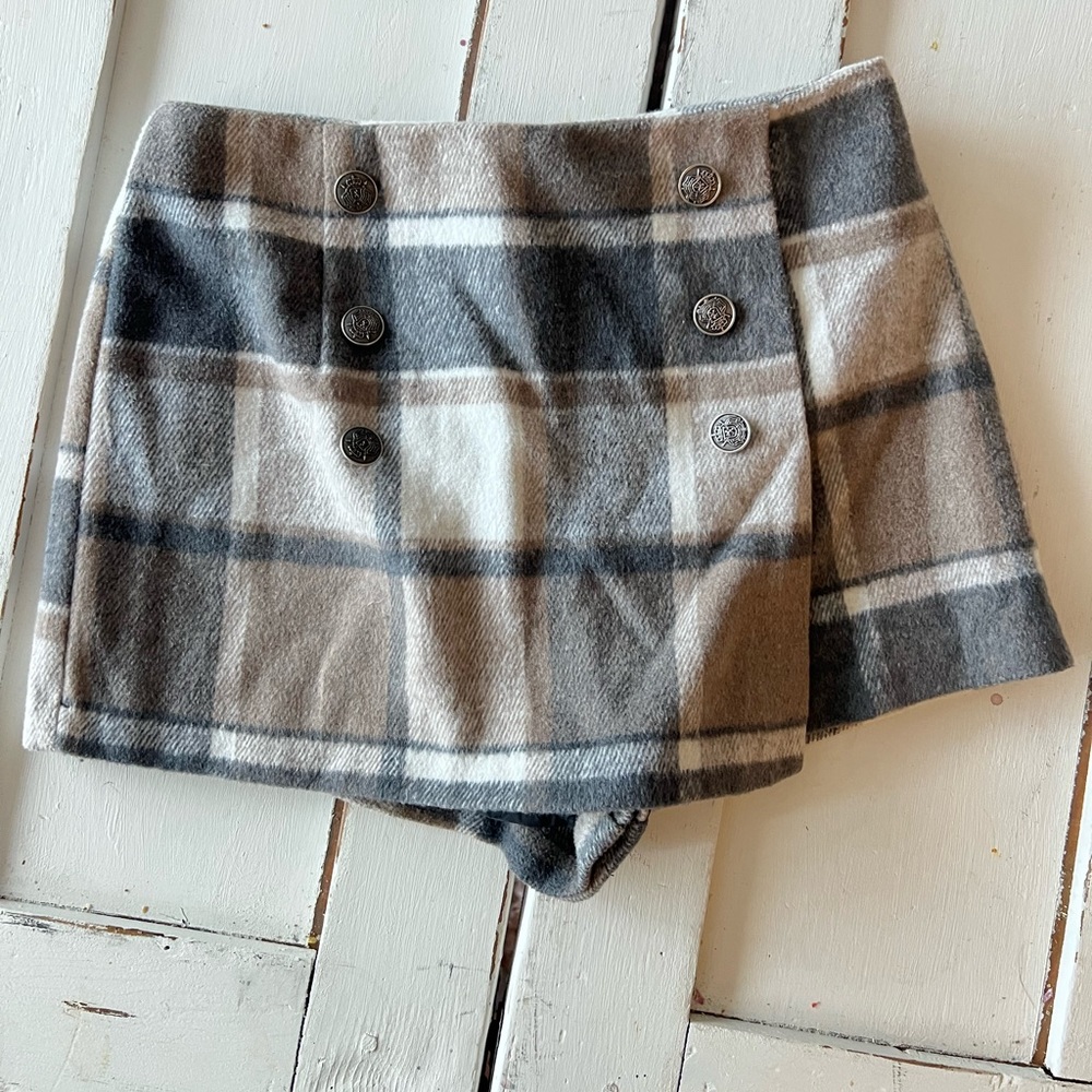 Neutral colored plaid skirt/skort